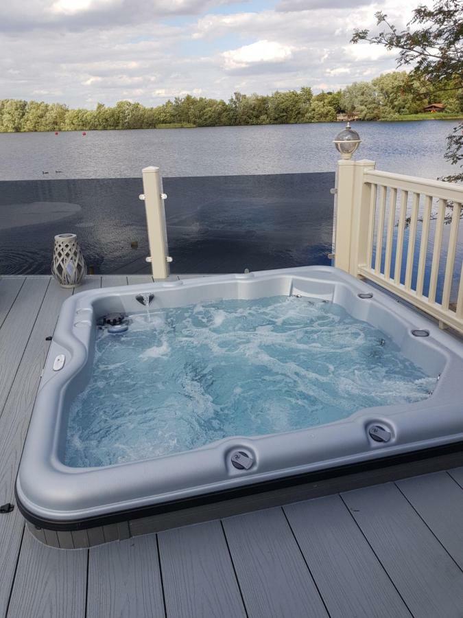 Dees Hot Tub Breaks At Tattershall Lakes Jet Ski 4 Kültér fotó